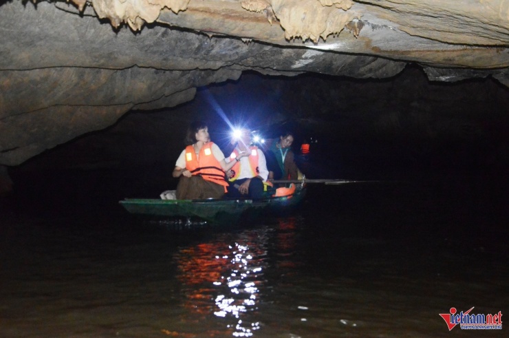 Hang Bụt là hang động xuyên thủy (xuyên qua nước) dài 500m, nằm xuyên trong lòng núi Tướng