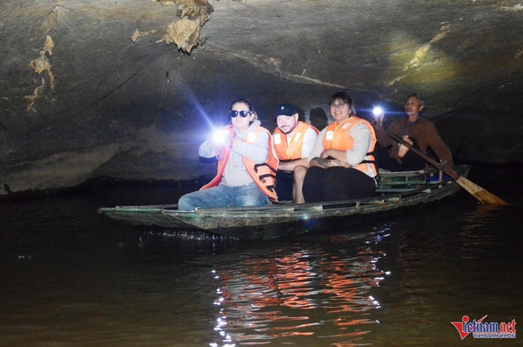 Rất nhiều du khách quốc tế và trong nước đến Thung Nham khám phá hang Bụt