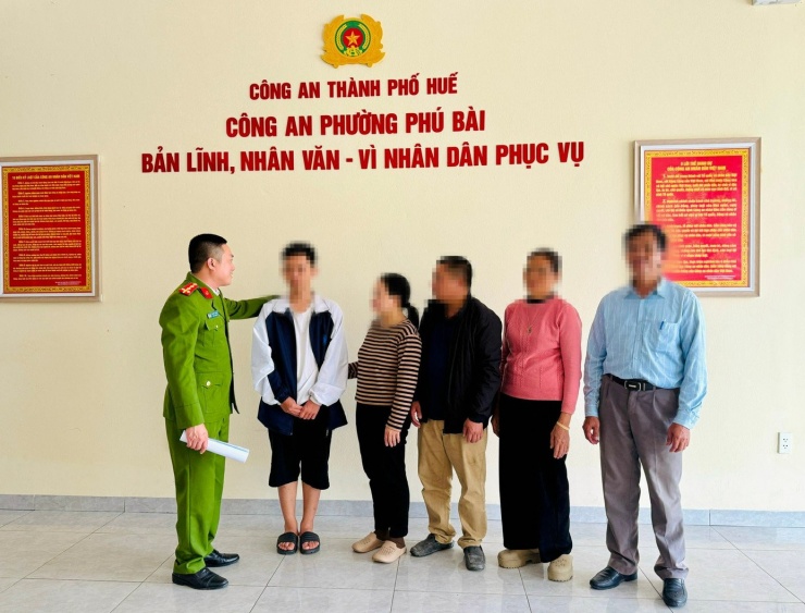 Công an phường Phú Bài sau khi giải cứu đã liên hệ gia đình thanh niên bị "bắt cóc online" đến Huế để đón nạn nhân về nhà ở Thái Nguyên.