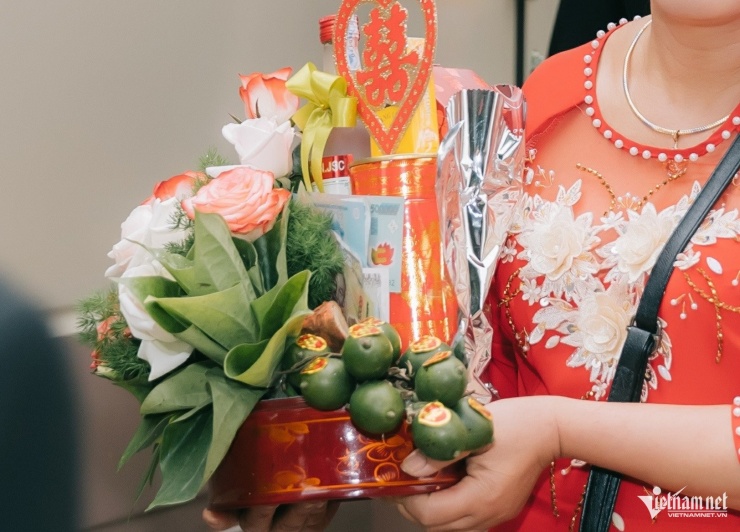 Mẹ chồng 'keo kiệt' mang sính lễ khiến cô dâu sững sờ, rơi nước mắt - 1