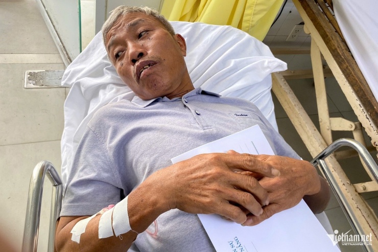 Ông Nguyễn Văn Hạnh kể lại sự việc. Ảnh: Hà Nam