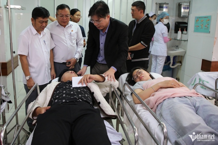 Lãnh đạo phường Tam Kỳ thăm hỏi, động viên vợ chồng cô dâu Vũ Thị Đông. Ảnh: Hà Nam