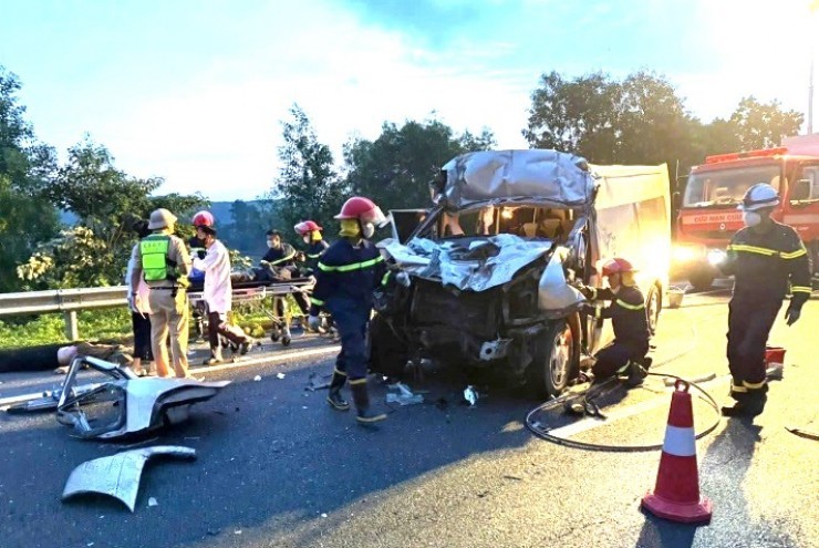 Người thoát chết kể giây phút xe gia đình đi đám cưới gặp nạn trên cao tốc