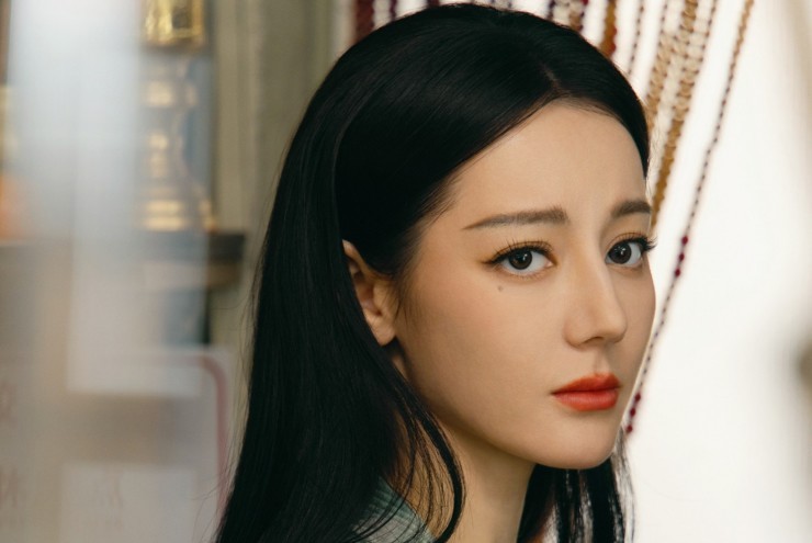 Địch Lệ Nhiệt Ba rơi vào tình cảnh xấu hổ