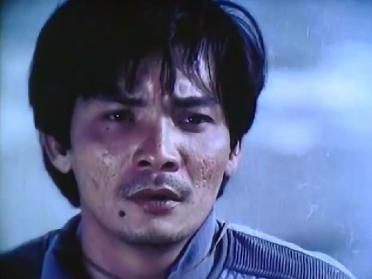 Thương Tín trong vai tướng cướp Lý Hải Đường ở Săn bắt cướp của đạo diễn Trần Phương vào năm 1988. Diễn viên giữ nét nam tính trên màn ảnh.