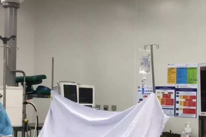 Học video trên mạng dùng dây sạc điện thoại tìm khoái cảm, nam sinh gặp nạn