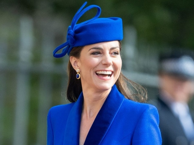 Lý do hoàng gia Anh thường diện màu xanh lam