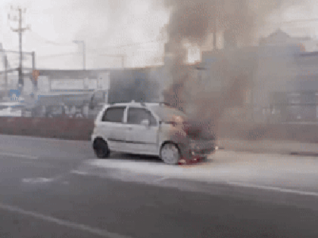 Ô tô 5 chỗ bốc cháy dữ dội trên Quốc lộ 1 sau tiếng nổ lớn