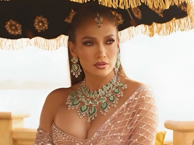 Jennifer Lopez đeo vòng cổ ngọc lục bảo 168 carat ở đám cưới nhà tỷ phú