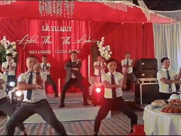 Đám cưới ở Hà Tĩnh, bố cô dâu tặng màn múa võ Karate 'cực ngầu'