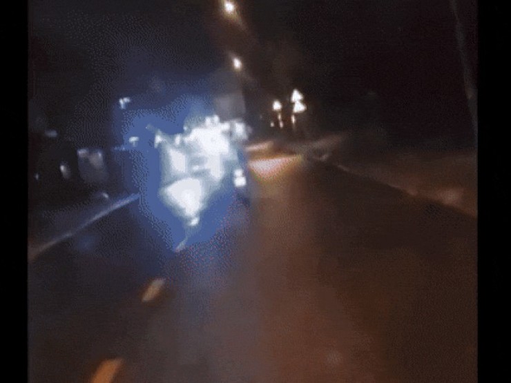 Thiếu niên điều khiển xe máy ‘bốc đầu’ trên đường bị phạt nặng, tịch thu phương tiện