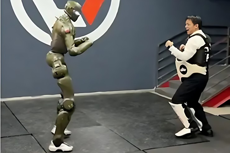 Robot Trung Quốc T800 đá bay CEO để khẳng định "tôi là hàng thật"