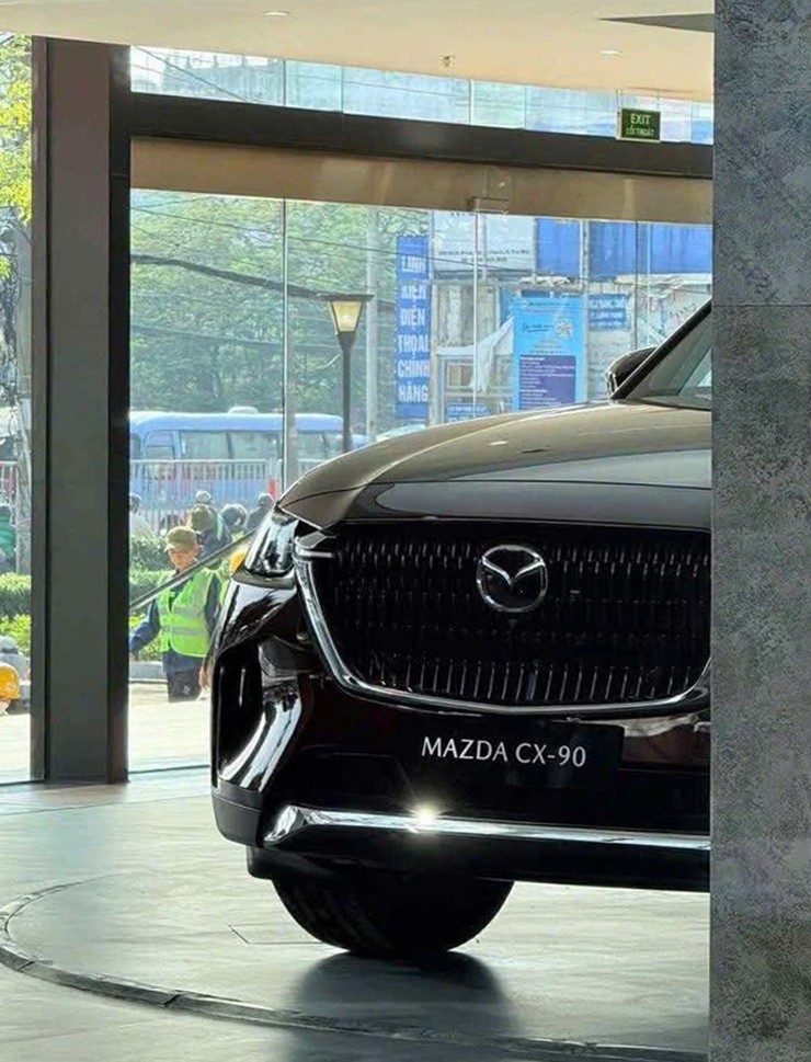 Mazda CX-5 thế hệ mới, CX-60 và CX-90 xuất hiện trong một showroom còn đang hoàn thiện tại Việt Nam