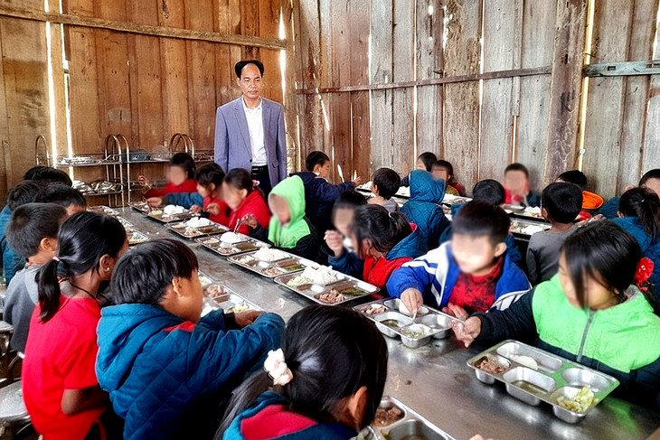 Học sinh Trường tiểu học Bảo Nam 2, Nghệ An ăn bán trú từ nguồn hỗ trợ dự án "Nuôi em". Ảnh: P.Tâm