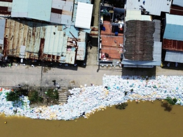 Cả làng chạy đua với thời gian, giành từng mét đất trước 'hà bá'