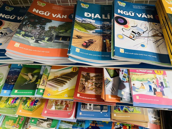 Lựa chọn một bộ sách giáo khoa (SGK) phù hợp đóng vai trò quan trọng nhằm đảm bảo tính ổn định, chất lượng và hiệu quả trên phạm vi toàn quốc