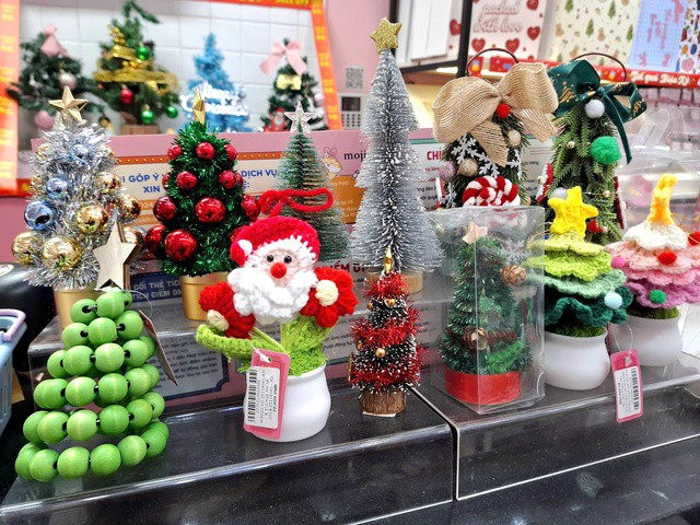 Cây thông mini là lựa chọn lý tưởng cho những người muốn mang không khí Noel vào bàn làm việc hoặc phòng ngủ.