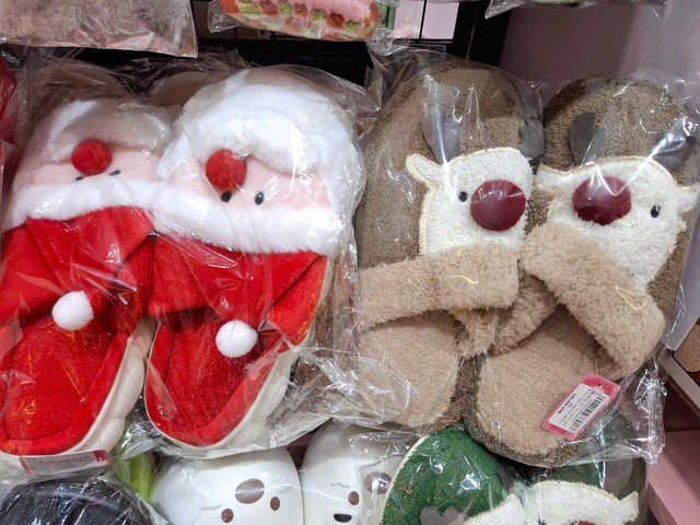 Dép bông là một trong những món quà được nhiều người yêu thích vào mùa Noel.