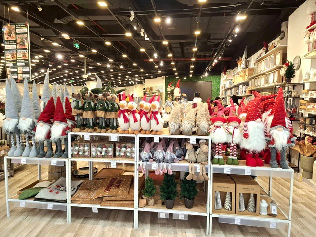 Các mẫu gấu bông mặc áo len đỏ, búp bê ông già Noel, tuần lộc nhồi bông, hoặc hộp nhạc tuyết rơi đang là gợi ý an toàn để tặng trẻ em và bạn bè.