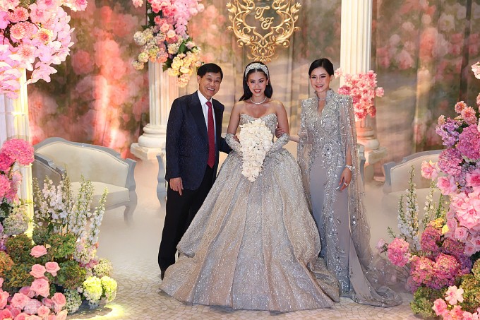 Cựu diễn viên Thủy Tiên bên chồng và con gái ở tiệc cưới. Ảnh: Quỳnh Trần