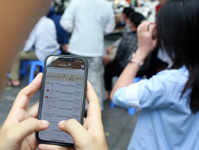 Khi nhiều ngân hàng triển khai thu phí tài khoản nếu khách hàng không duy trì số dư tối thiểu, nhiều người dùng đã chia sẻ cách để không bị mất phí oan khi đang quản lý nhiều tài khoản hoặc có tài khoản "bỏ quên".