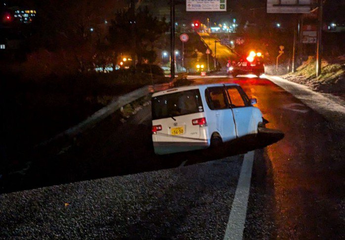 Tại thị trấn Tōhoku, đường bị sụt lún. Ảnh: ntv.co.jp