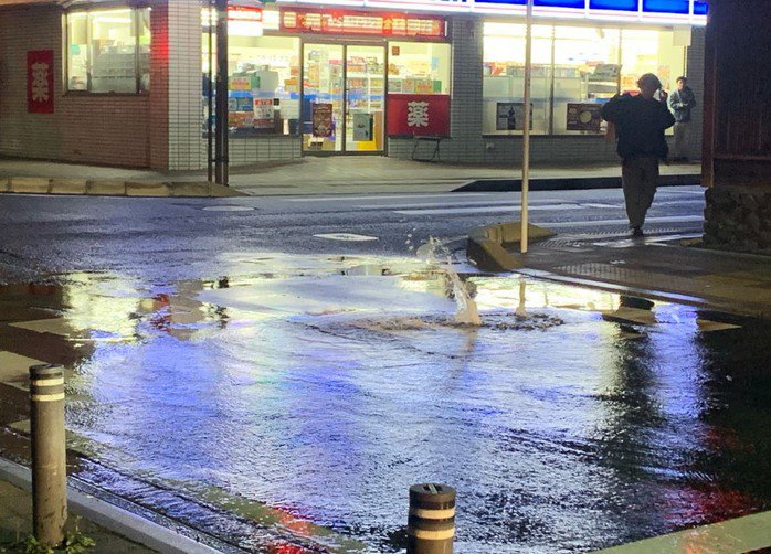 Tại Muikamachi (thuộc TP Hachinohe, tỉnh Aomori), đường ống nước sạch bị bể. Ảnh: ntv.co.jp