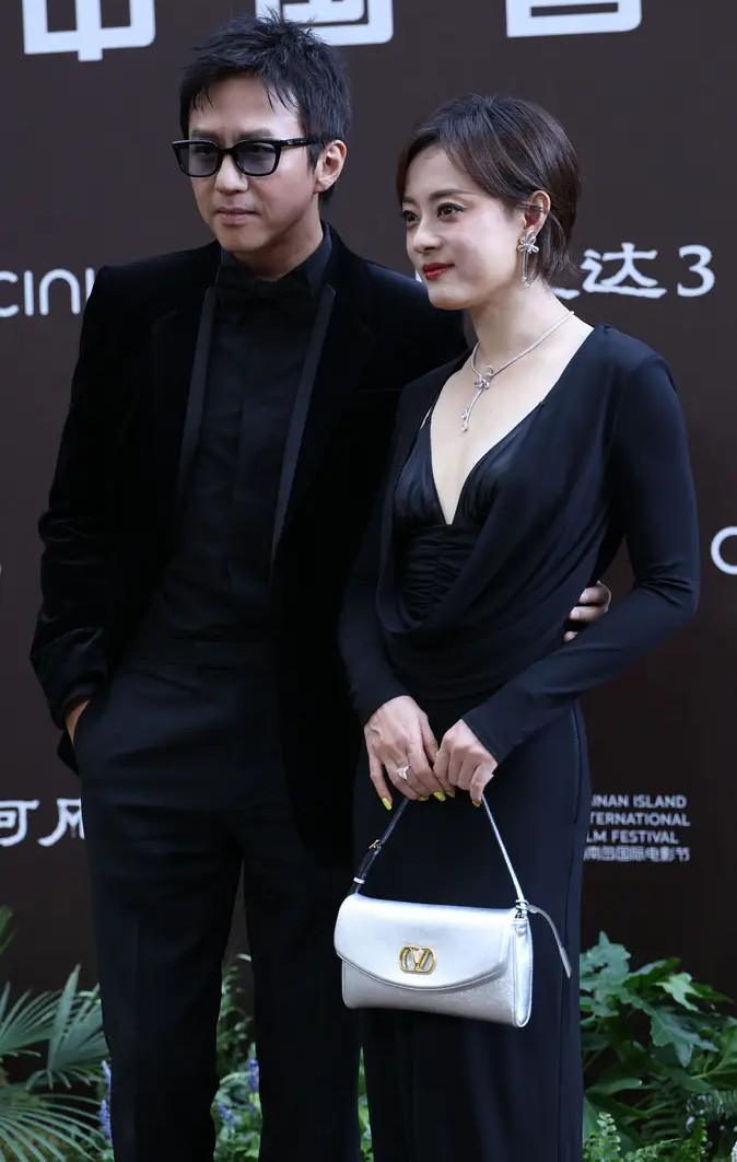 Dàn diễn viên lồng tiếng Trung Quốc, bao gồm Đặng Siêu, Tôn Lệ.