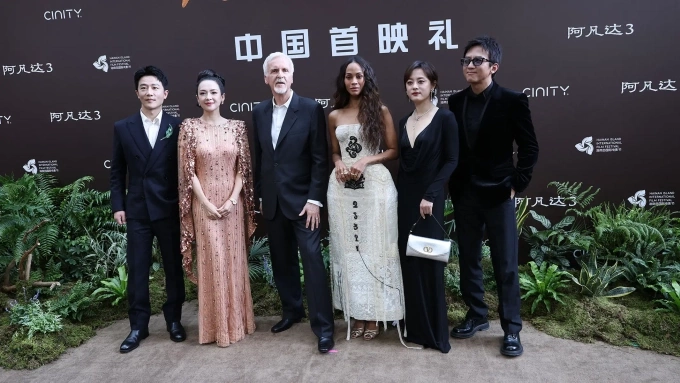 Chương Tử Di tại buổi ra mắt 'Avatar 3' tại Trung Quốc với các đồng nghiệp và đạo diễn.