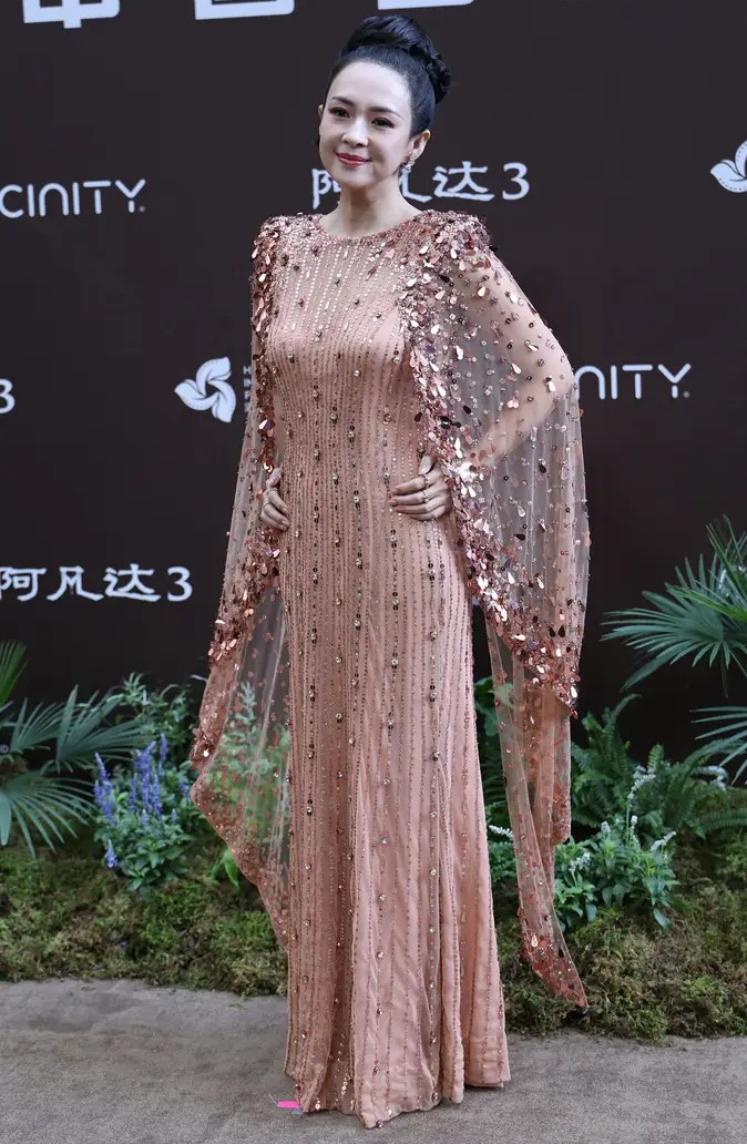 Chương Tử Di lồng tiếng cho vai nữ tư tế tối cao của bộ tộc trên đảo (do Kate Winslet thủ vai). Cô tiết lộ đã bị choáng ngợp bởi diễn xuất của Winslet trong quá trình lồng tiếng. Cô cũng nỗ lực học hỏi để truyền tải tinh thần cốt lõi của nhân vật là 'tình yêu vĩ đại, lòng dũng cảm và sự can đảm' thông qua giọng nói. Tại buổi ra mắt, cô có cuộc trao đổi sôi nổi với đạo diễn James Cameron bằng tiếng Anh trôi chảy. Cameron nói rằng ông đã quen biết cô 19 năm và khen ngợi cô cũng như Winslet là những diễn viên 'có thể truyền cảm hứng cho các nhân vật'.