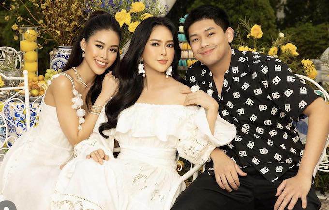 Bà Lê Hồng Thuỷ Tiên bên hai con Tiên Nguyễn và Hiếu Nguyễn.