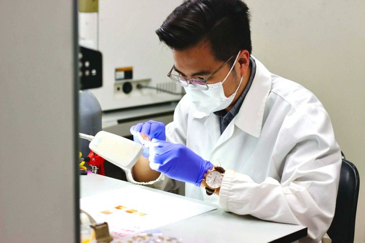 Tân tiến sĩ tại phòng nghiên cứu vào năm 2022 (Ảnh: NCVV)