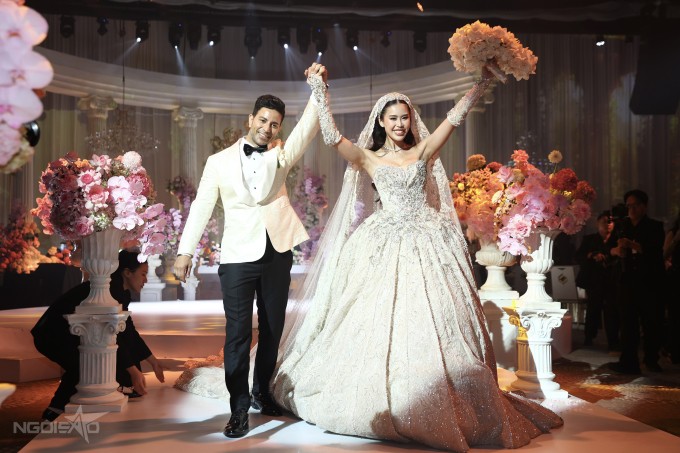 Cô dâu Tiên Nguyễn và chú rể Justin Cohen rạng rỡ trong hôn lễ tối 7/12 ở TP HCM. Ảnh: Quỳnh Trần