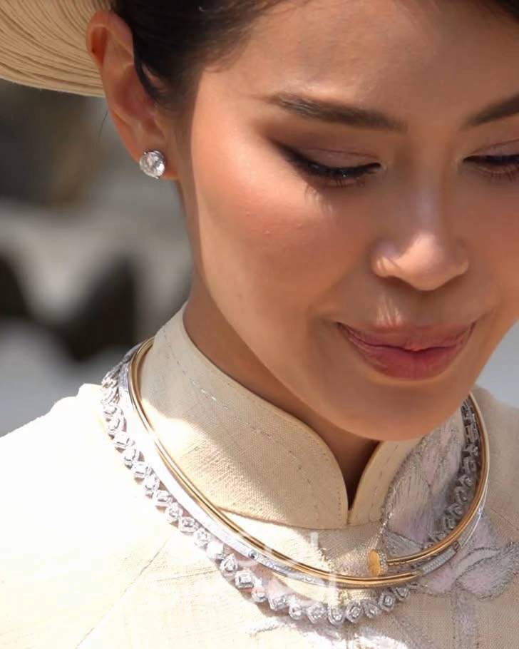 Thay cho các kiểu kiềng vàng truyền thống, Tiên Nguyễn đeo bộ trang sức - kiềng hàng hiệu trị giá hàng tỷ đồng trong đám cưới hôm 7/12. Cô lựa chọn mẫu kiềng vàng đính kim cương Cartier Juste Un Clou vốn dựa trên biểu tượng cây đinh, mang ý nghĩa về sự gắn kết.