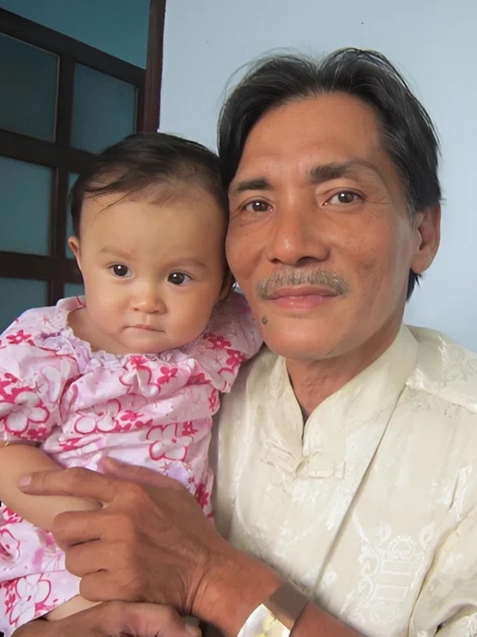 Thương Tín bồng con gái lúc bé 7 tháng tuổi.