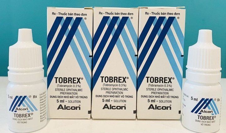 Thuốc nhỏ mắt tuyệt đối không nên để trong cốp xe. (Ảnh: CNN)