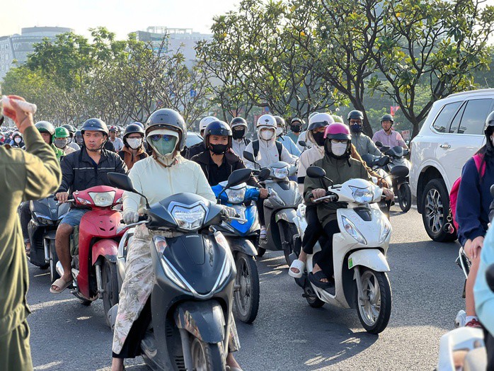 Giao thông trên đường Phạm Văn Đồng bị ùn tắc.