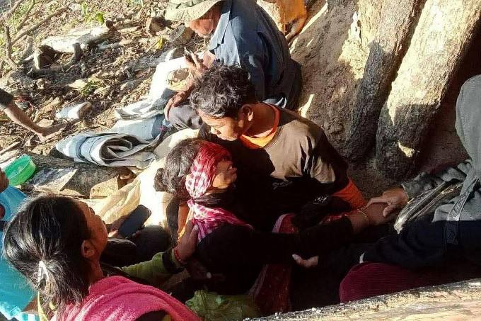 Dân thường Campuchia sau các cuộc đụng độ ở tỉnh biên giới Oddar Meanchey hôm 8/12. Ảnh: AKP