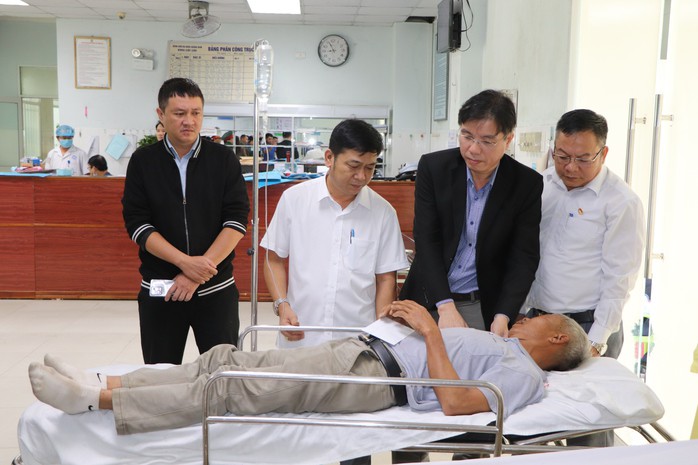 Bộ Chỉ huy Quân sự TP Đà Nẵng và lãnh đạo UBND phường Tam Kỳ thăm hỏi, động viên các nạn nhân