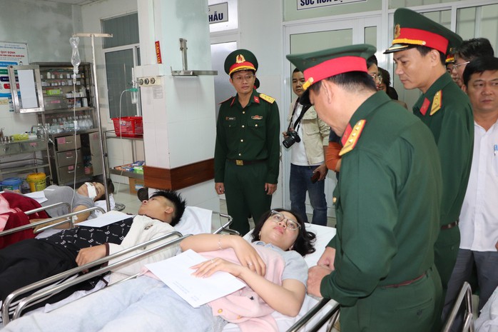 Cô dâu Vũ Thị Đông và chú rể (ở bệnh cạnh) bị thương đang được điều trị