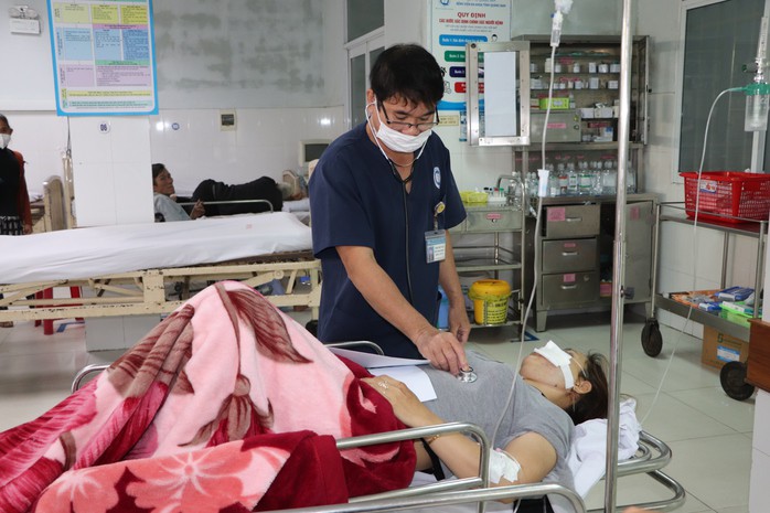 Bác sĩ khám cho một nạn nhân trong vụ tai nạn