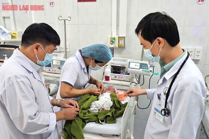 Các bác sĩ Bệnh viện Nhi tỉnh Gia Lai đang tích cực chăm sóc cho bé gái nghi bị chôn sống