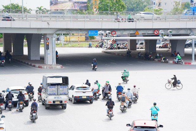 Hệ thống camera AI được lắp đặt tại ngã từ Phạm Hùng - Hồ Tùng Mậu (Hà Nội). Ảnh: T.Sơn