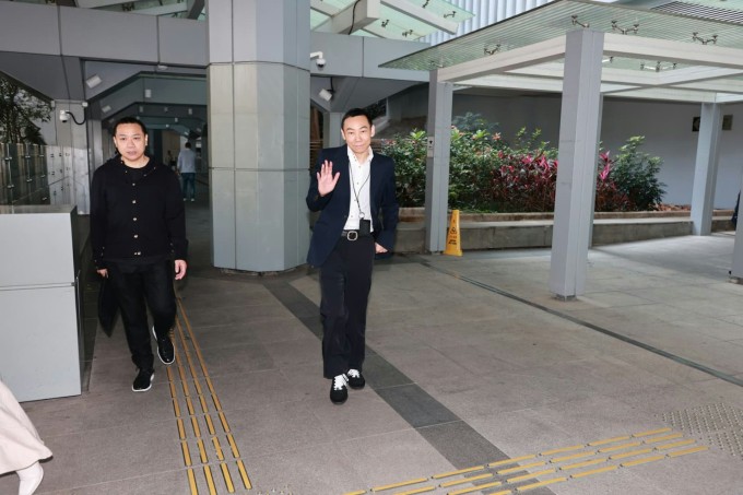 Ông Dư Dục Hưng (phải), nguyên đơn vụ kiện Trương Bá Chi. Ảnh: HK01