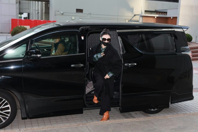 Trương Bá Chi nổi cáu khi bị 'vặn vẹo' ở tòa - 1