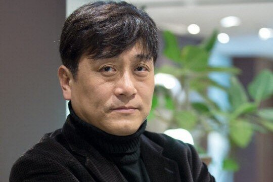 Nhà làm phim tài liệu Heo Chul lên tiếng về việc bị Jo Jin Woong đấm vào mặt trong lần đầu cả hai gặp mặt. Ảnh: SE Daily.