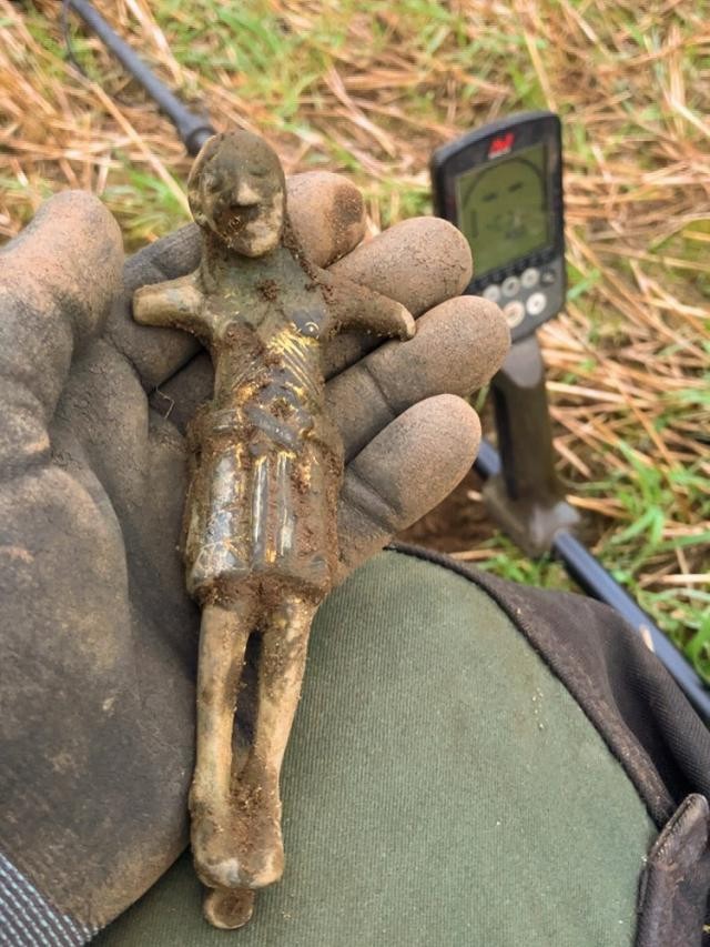 Một người dò kim loại ở Na Uy gần đây đã tìm thấy bức tượng Chúa Jesus Christ có niên đại hơn 900 năm. Ảnh: Instagram/Detecting_fjords