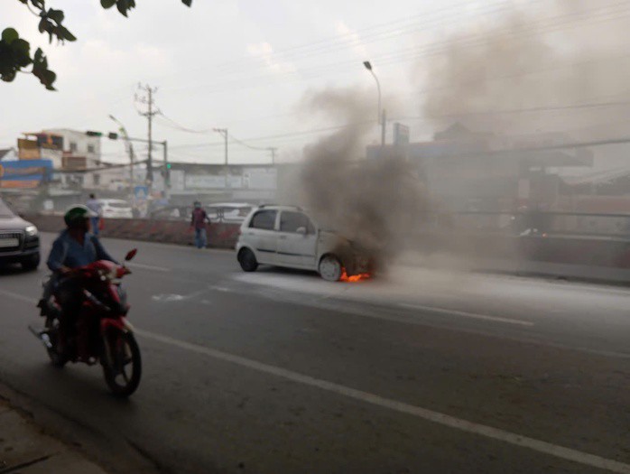 Ô tô 5 chỗ bốc cháy dữ dội trên Quốc lộ 1 sau tiếng nổ lớn - 1