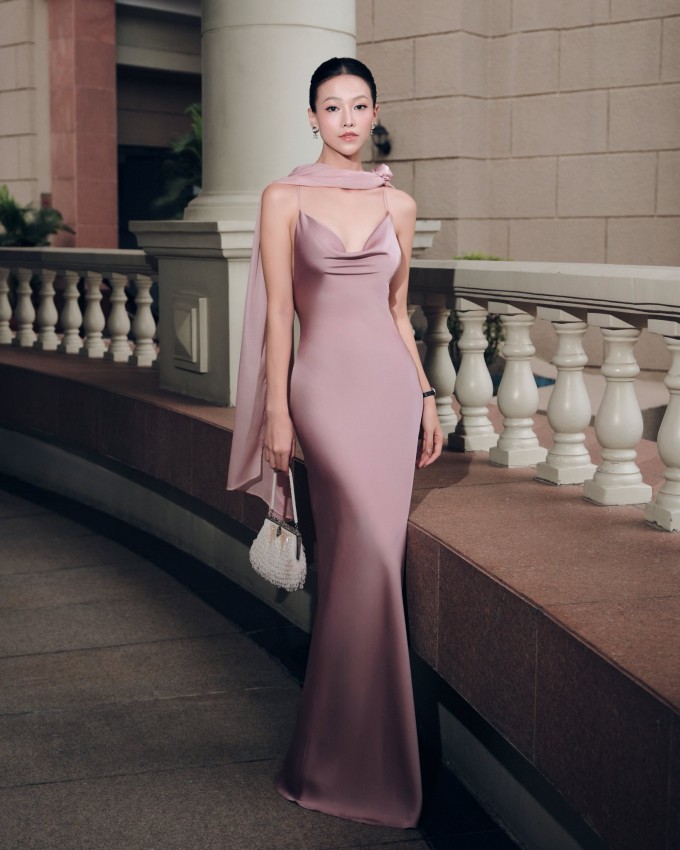 Trang phục thanh lịch đi ăn cưới của Phương Khánh.