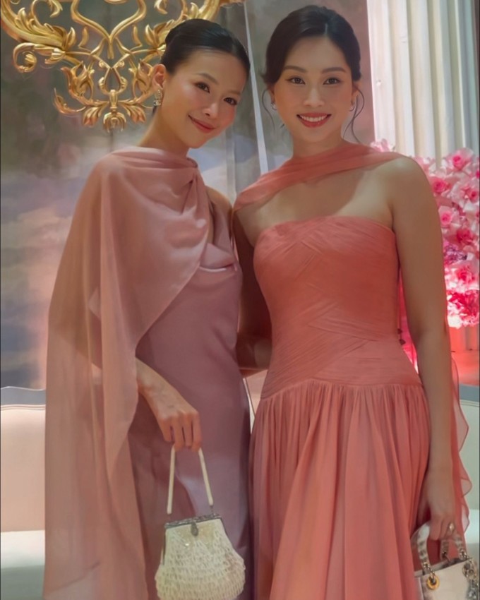 Phương Khánh đọ sắc bên đàn chị Đặng Thu Thảo.